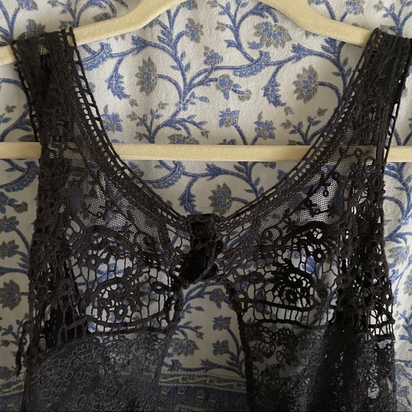 Lace open back tank - Picture 3 of 3